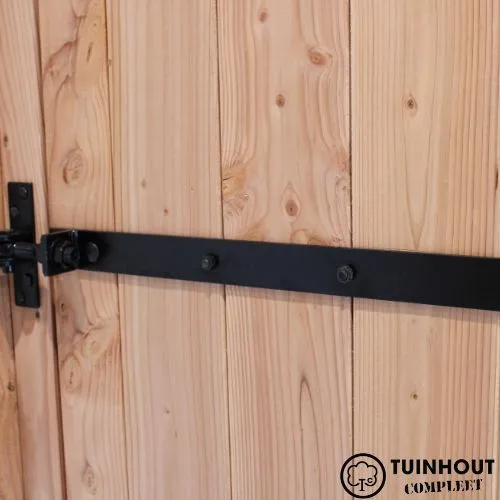 Zwarte kruisheng op deur